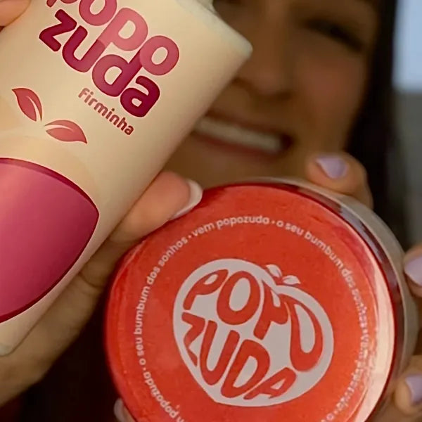 Popozuda-Kundin mit ihren Popozuda-Produkten