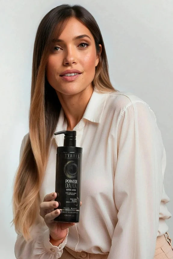 Tyrrel Professional Power Dark 보색 마스크를 든 금발 모델